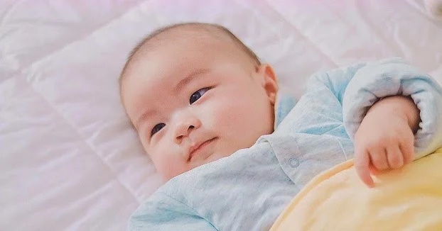 4 hành động của bé sau khi thức giấc là dấu hiệu con rất thông minh-1