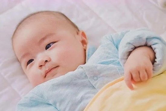 4 hành động của bé sau khi thức giấc là dấu hiệu con rất thông minh