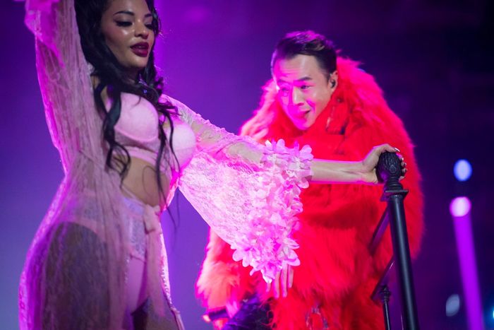 Binz đổ bia lên ngực, Mỹ Tâm quỳ lạy khán giả đều không chuẩn quốc tế-3