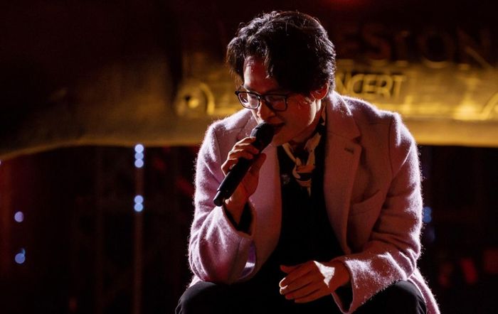 Binz đổ bia lên ngực, Mỹ Tâm quỳ lạy khán giả đều không chuẩn quốc tế-2