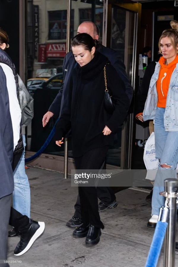 Nhan sắc của Selena Gomez bị bào mòn theo năm tháng vì tổn thương tình cảm và bệnh tật-1