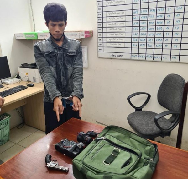 Khống chế tên cướp ngân hàng ở Đồng Tháp, thu giữ 1,7 tỷ trong ba lô-2