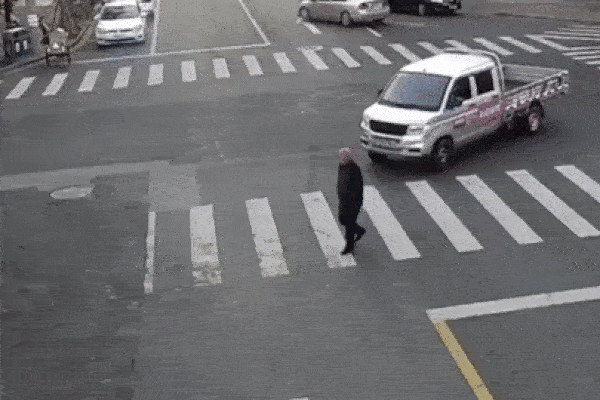 Hàng chục người nhấc bổng xe tải cứu người đàn ông mắc kẹt dưới gầm