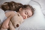 Một thói quen khi ngủ vô tình khiến bé dậy thì sớm, mẹ biết cần tránh ngay-4
