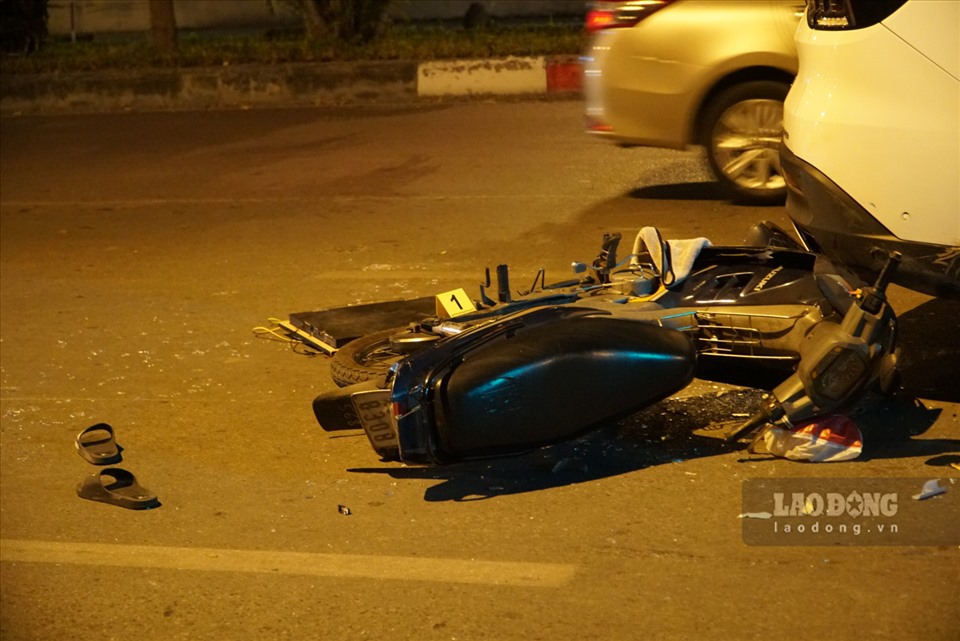 Hà Nội: Hiện trường ô tô tông hàng loạt xe máy đang chờ đèn đỏ-2