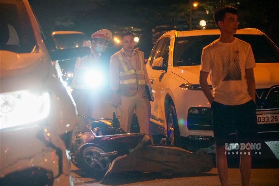 Hà Nội: Hiện trường ô tô tông hàng loạt xe máy đang chờ đèn đỏ-3