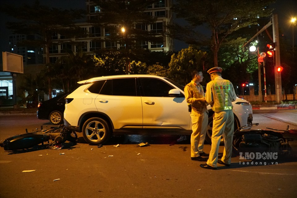 Hà Nội: Hiện trường ô tô tông hàng loạt xe máy đang chờ đèn đỏ-4