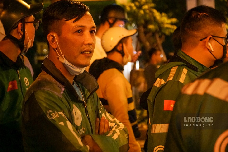 Hà Nội: Hiện trường ô tô tông hàng loạt xe máy đang chờ đèn đỏ-5