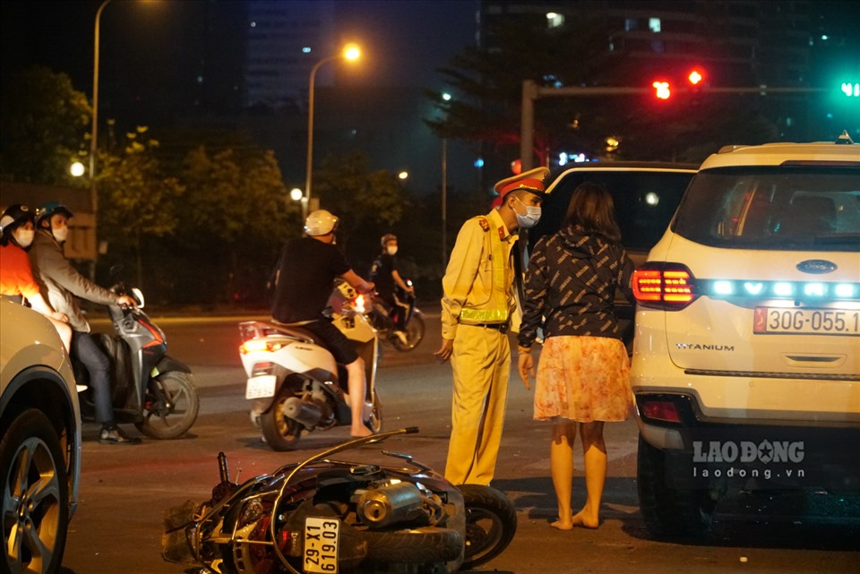 Hà Nội: Hiện trường ô tô tông hàng loạt xe máy đang chờ đèn đỏ-6
