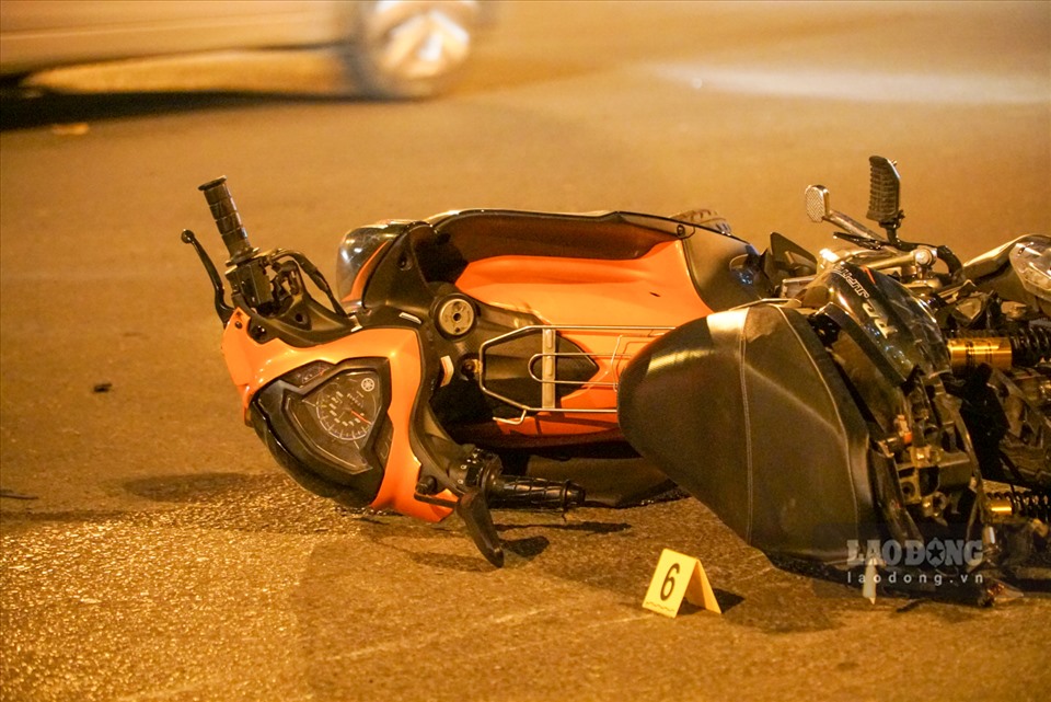 Hà Nội: Hiện trường ô tô tông hàng loạt xe máy đang chờ đèn đỏ-7