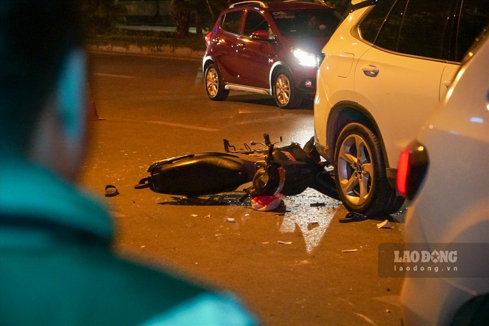 Hà Nội: Hiện trường ô tô tông hàng loạt xe máy đang chờ đèn đỏ-8