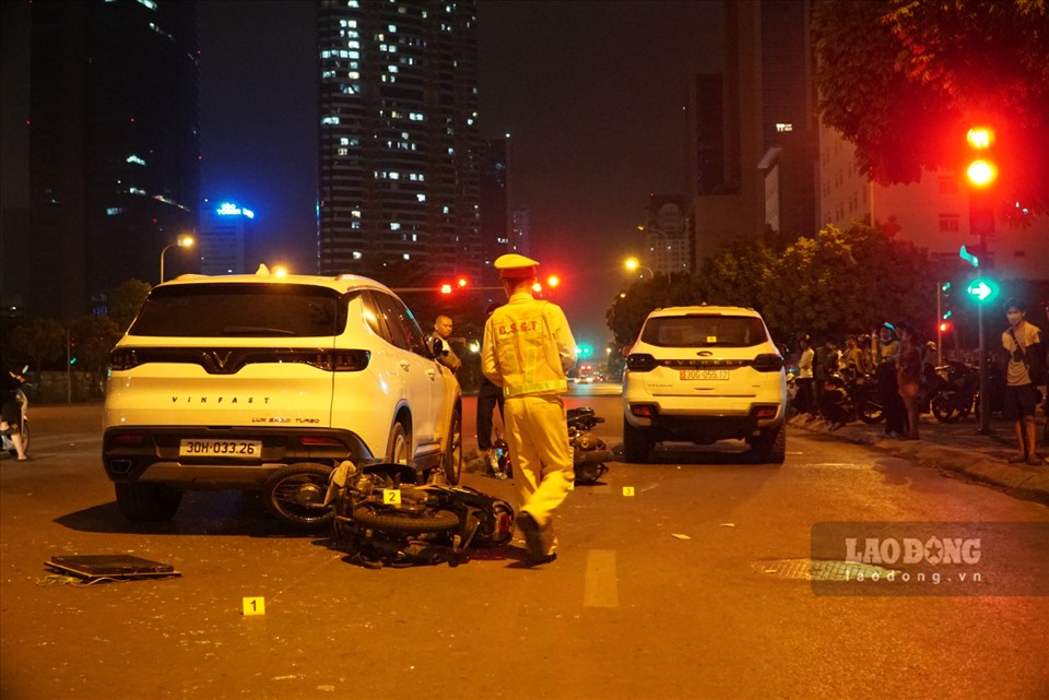 Hà Nội: Hiện trường ô tô tông hàng loạt xe máy đang chờ đèn đỏ-9