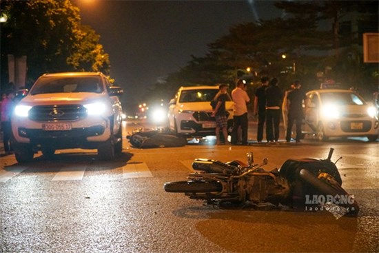 Hà Nội: Hiện trường ô tô tông hàng loạt xe máy đang chờ đèn đỏ