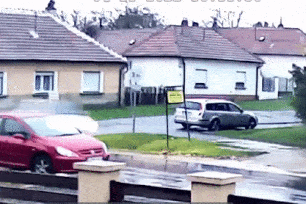 Ô tô đâm vào lề đường, lộn trên không rồi bốc cháy dữ dội