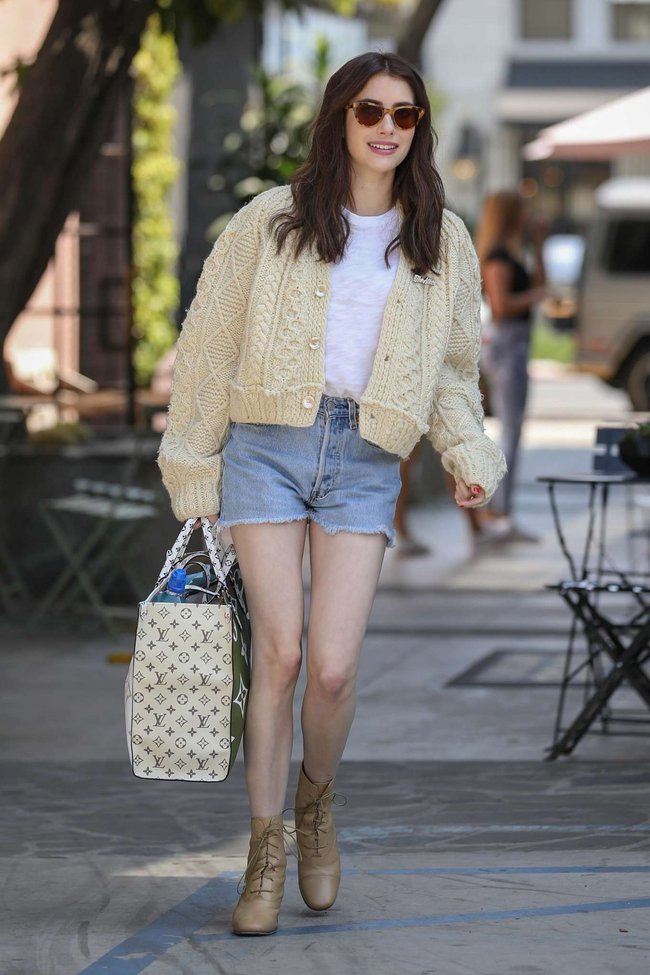 Sao Hollywood diện áo cardigan theo 11 cách đơn giản mà sang trọng-7