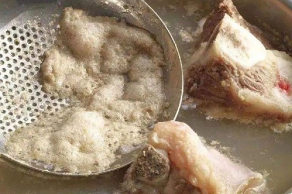 Chuyên gia lý giải có 3 loại bọt cần vớt bỏ, 3 loại nên giữ lại ăn vì tốt cho sức khỏe-1