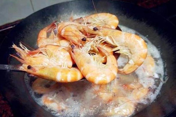 Chuyên gia lý giải có 3 loại bọt cần vớt bỏ, 3 loại nên giữ lại ăn vì tốt cho sức khỏe-3