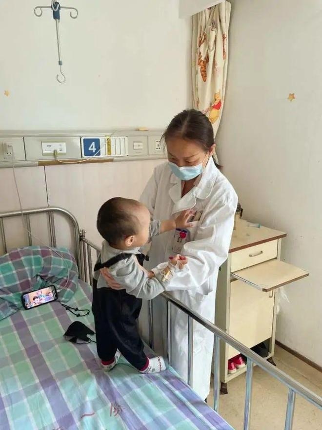 Bé 1 tuổi uống nhầm nước khử trùng, mẹ xử lý thông minh được bác sĩ khen ngợi chuyên nghiệp-1