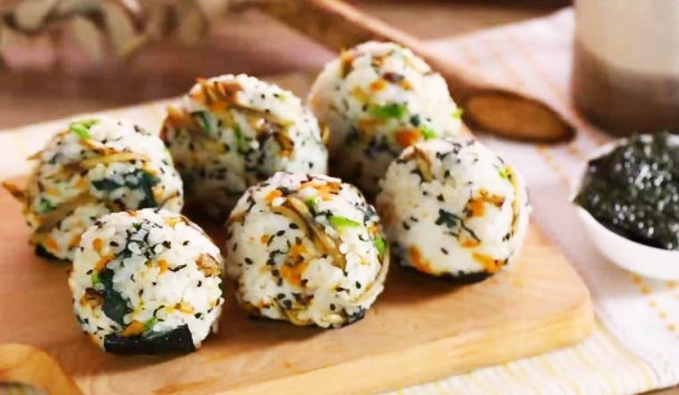 Món cơm nắm cá ngừ vừa ngon vừa dễ làm-1