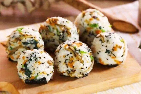 Món cơm nắm cá ngừ vừa ngon vừa dễ làm