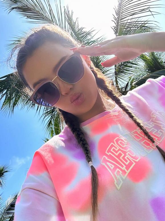 Vợ Tây của thủ môn Bùi Tiến Dũng mặc đồ hở bụng ra đường dù đang bầu ở tuần 38-4