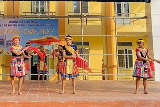 Nhóm nam sinh hóa thân thành 'cô Mị' nhảy múa tưng bừng gây cười nghiêng ngả