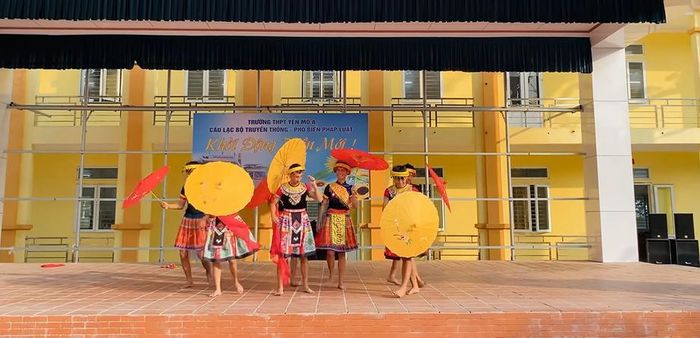 Nhóm nam sinh hóa thân thành cô Mị nhảy múa tưng bừng gây cười nghiêng ngả-2