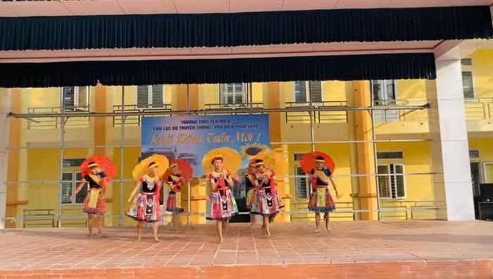 Nhóm nam sinh hóa thân thành cô Mị nhảy múa tưng bừng gây cười nghiêng ngả-3