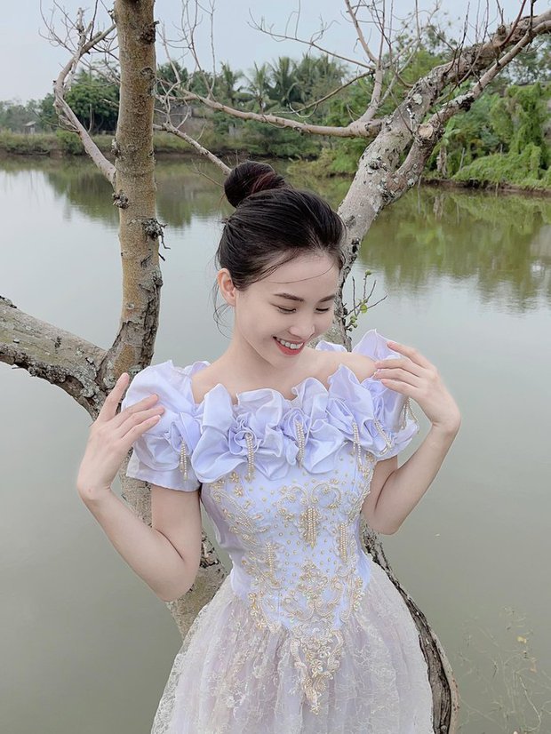 Cô gái mặc lại váy cưới của mẹ gây chú ý: Kỉ niệm vô giá mẹ từng không cho mình đụng vào”-1