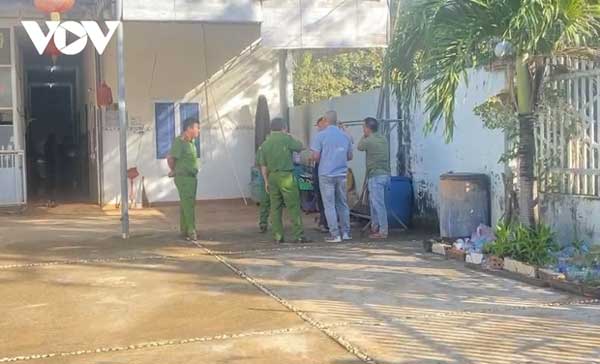 Chủ nhà nghỉ hốt hoảng phát hiện hai vợ chồng chết trong phòng-1