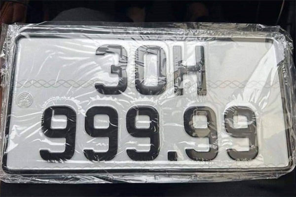 Người phụ nữ ở Hà Nội bấm được biển số 30H-999.99-1