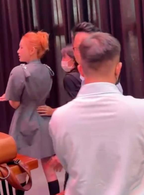 Hiền Hồ lọt vào ống kính camera thường, biểu cảm ngại ngùng khi đối diện truyền thông-6