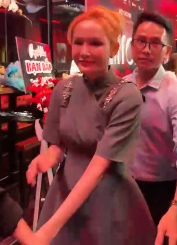 Hiền Hồ lọt vào ống kính camera thường, biểu cảm ngại ngùng khi đối diện truyền thông-4