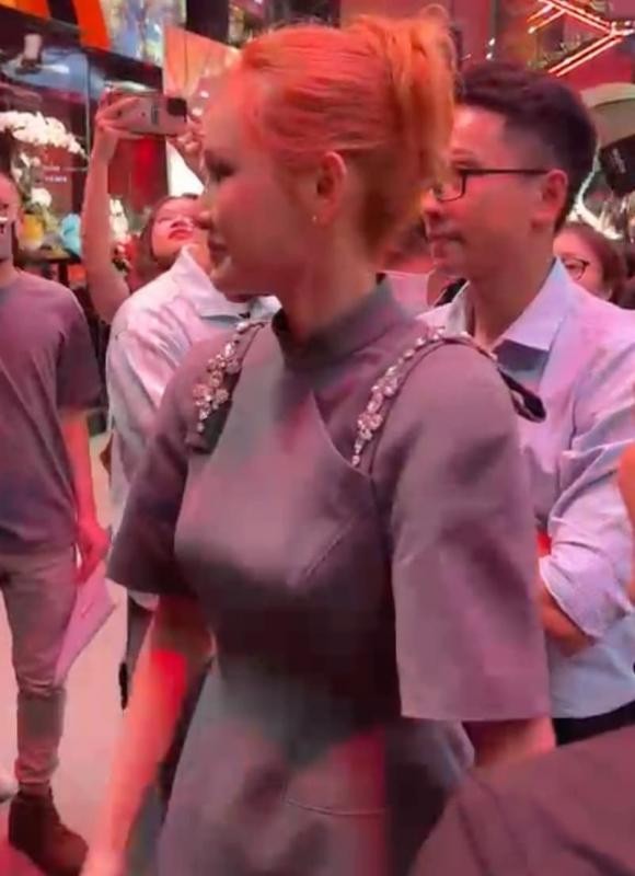 Hiền Hồ lọt vào ống kính camera thường, biểu cảm ngại ngùng khi đối diện truyền thông-5