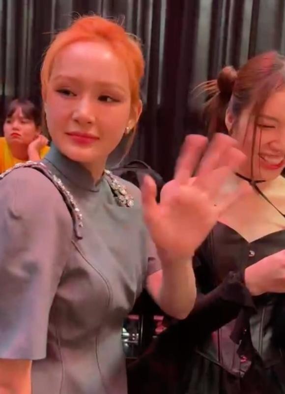 Hiền Hồ lọt vào ống kính camera thường, biểu cảm ngại ngùng khi đối diện truyền thông-3