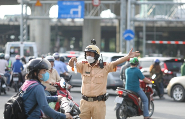 TP.HCM tạm cấm toàn bộ xe đi bên dưới cầu vượt Nguyễn Hữu Cảnh-1