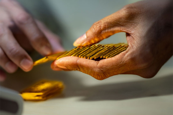 Giá vàng hôm nay 17/11: Vàng hạ nhiệt do USD ngừng giảm, châu Âu bớt nóng-1