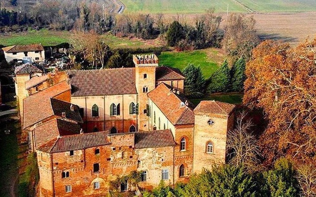 Ngạc nhiên cuộc sống cổ tích trong lâu đài 900 tuổi nước Ý: Có 45 phòng, gia đình mất 2 tiếng để gặp nhau-3