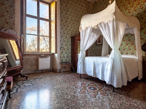 Ngạc nhiên cuộc sống cổ tích trong lâu đài 900 tuổi nước Ý: Có 45 phòng, gia đình mất 2 tiếng để gặp nhau-4
