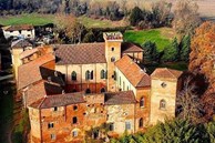 Ngạc nhiên cuộc sống 'cổ tích' trong lâu đài 900 tuổi nước Ý: Có 45 phòng, gia đình mất 2 tiếng để gặp nhau