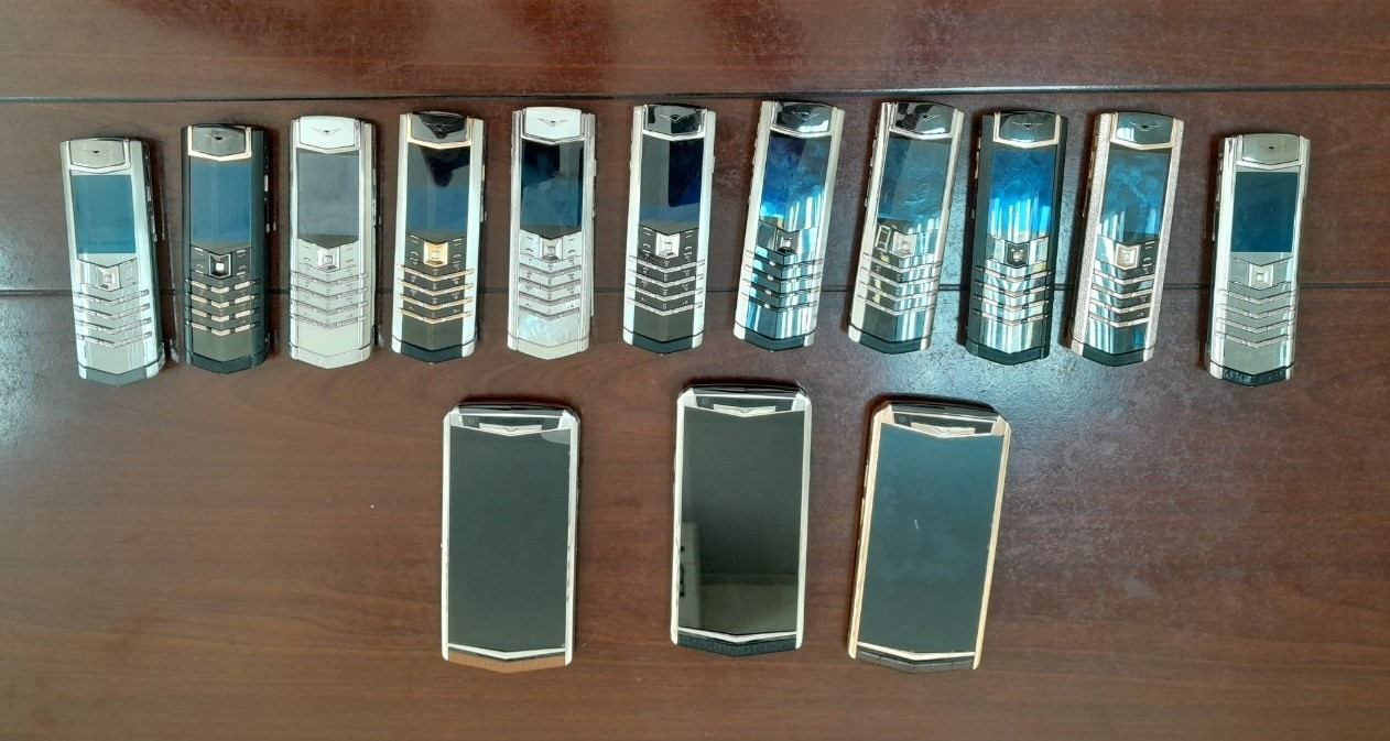 Đấu giá 14 điện thoại Vertu, 11 đồng hồ hàng hiệu bị thu giữ-1