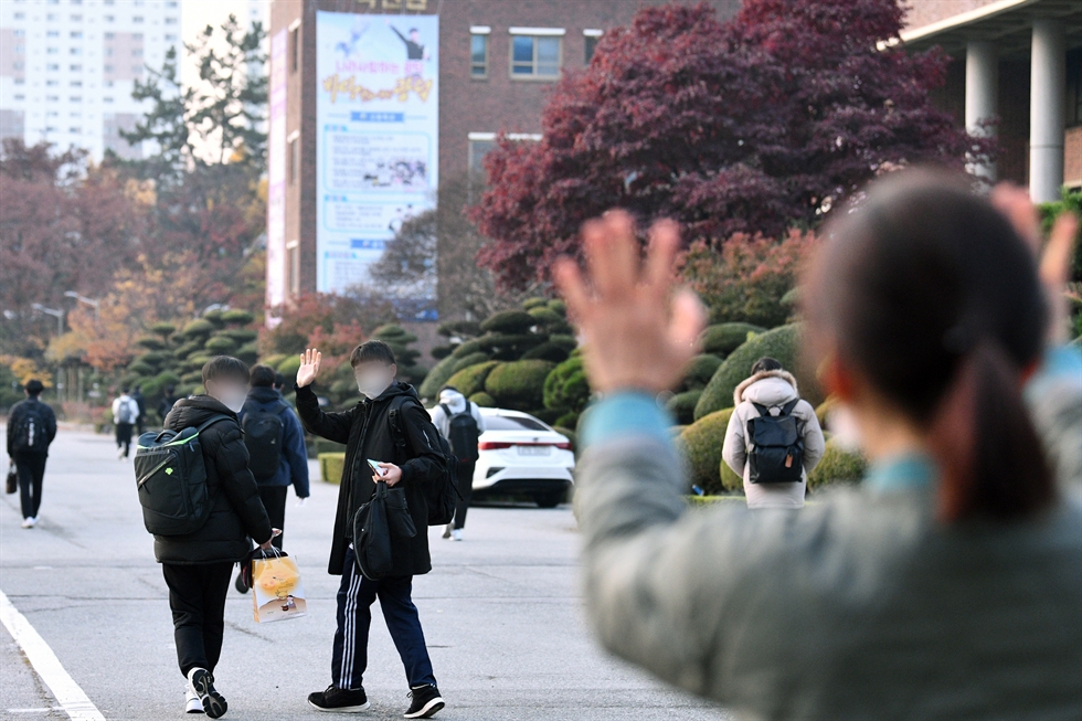 Kỳ thi quan trọng nhất với người Hàn Quốc chính thức diễn ra: Cả nước cùng tập trung hỗ trợ, hàng không cũng phải nhường ưu tiên-11