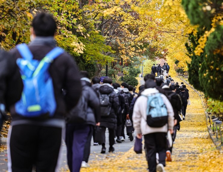 Kỳ thi quan trọng nhất với người Hàn Quốc chính thức diễn ra: Cả nước cùng tập trung hỗ trợ, hàng không cũng phải nhường ưu tiên-9