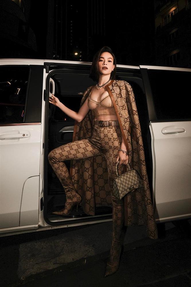 Hồ Ngọc Hà sexy hóa thời trang công sở khi quên cài cúc, lấp ló nội y-11