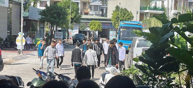 Nhóm học sinh cấp 3 hỗn chiến trong quán cà phê ở Quảng Ninh-1