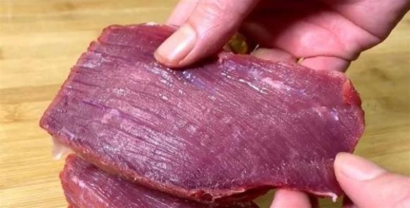 Ướp thịt bò đừng vội cho muối: Đầu bếp làm cách này thịt mới mềm ngon, đậm vị mà không hôi-2