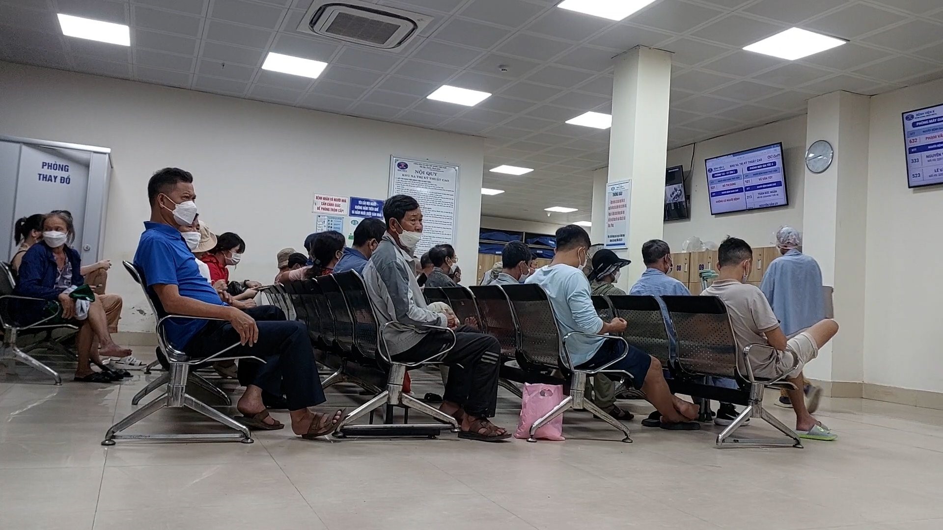 Vật vã xuyên đêm đợi xạ trị - nỗi ám ảnh của bệnh nhân ung thư-1