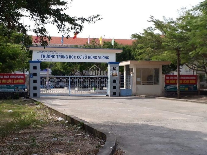 Bà Rịa - Vũng Tàu: Đùa giỡn trong lớp học, nữ sinh bị mảnh vỡ cửa kính cắt trúng cổ tử vong-1