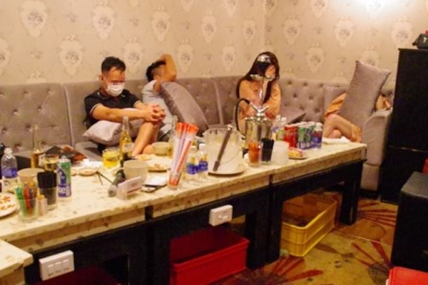 Hơn 400 người có mặt tại quán bia ở TPHCM bị đưa về trụ sở công an-2