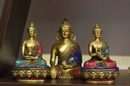 Tổ tiên dặn: Đầu giường để 3 thứ, không tai họa cũng nợ nần, đó là thứ gì?